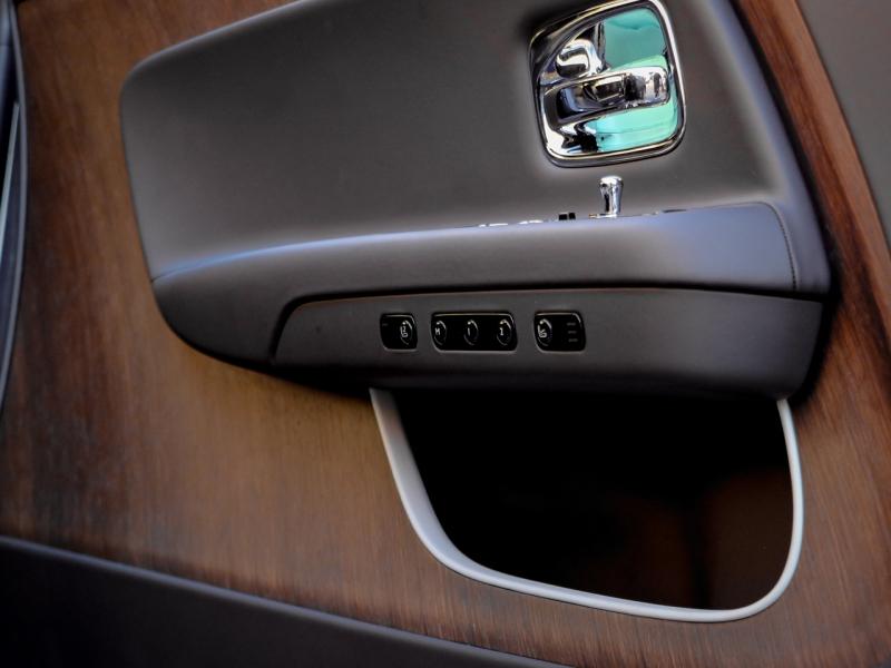 Image ROLLS-ROYCE SPECTRE SILVER BADGE