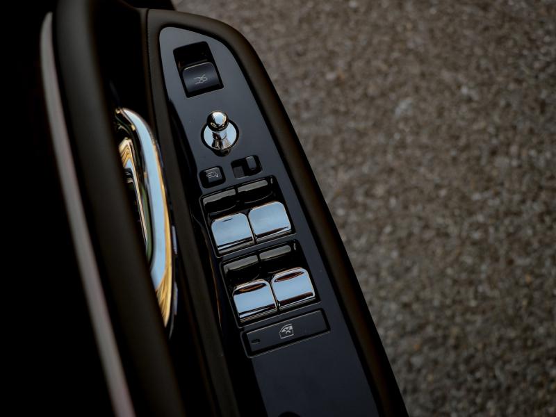 Image ROLLS-ROYCE SPECTRE SILVER BADGE