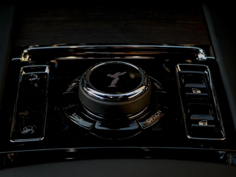 Image ROLLS-ROYCE SPECTRE SILVER BADGE