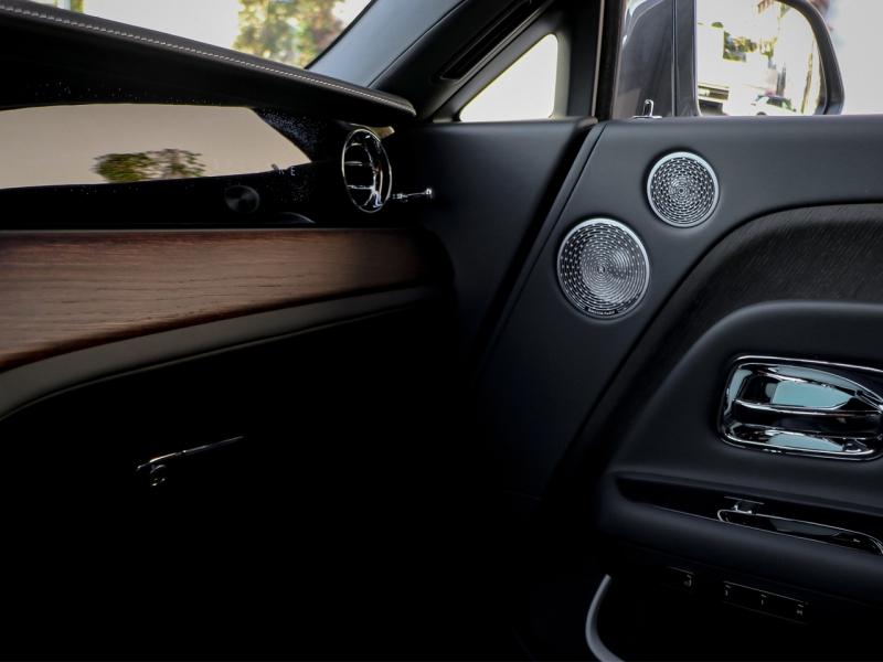 Image ROLLS-ROYCE SPECTRE SILVER BADGE