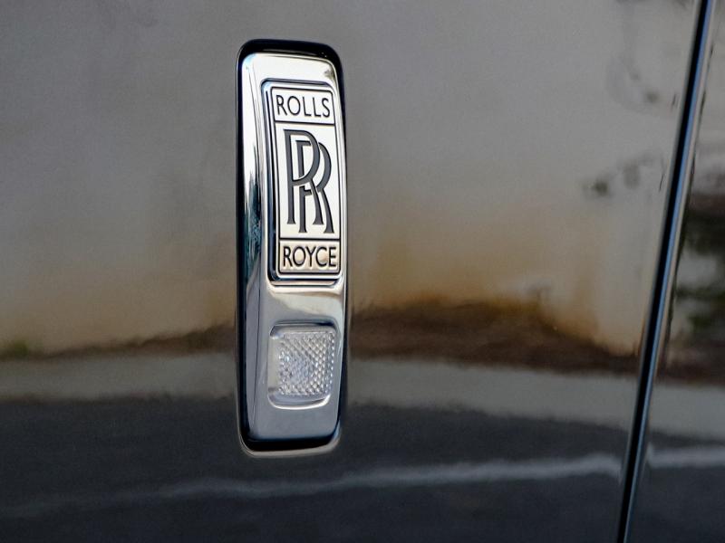 Image ROLLS-ROYCE SPECTRE SILVER BADGE