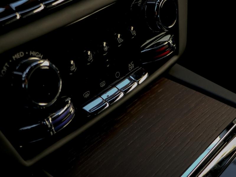 Image ROLLS-ROYCE SPECTRE SILVER BADGE