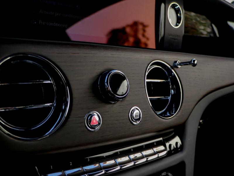 Image ROLLS-ROYCE SPECTRE SILVER BADGE