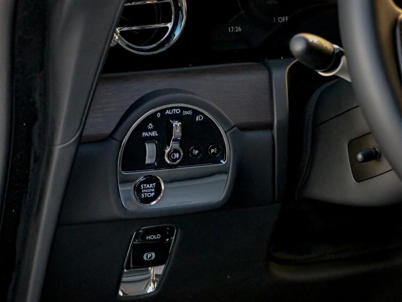 Image ROLLS-ROYCE SPECTRE SILVER BADGE
