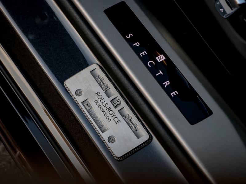 Image ROLLS-ROYCE SPECTRE SILVER BADGE