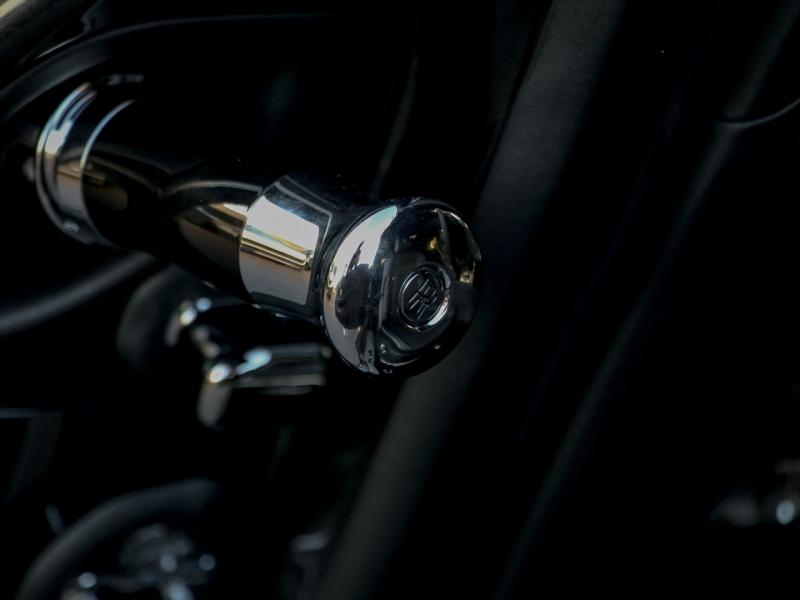 Image ROLLS-ROYCE SPECTRE SILVER BADGE