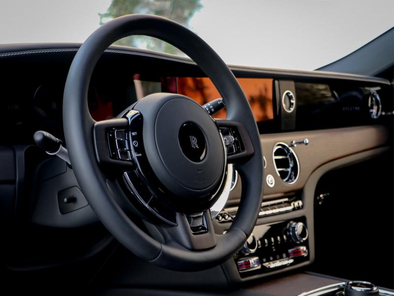 Image ROLLS-ROYCE SPECTRE SILVER BADGE