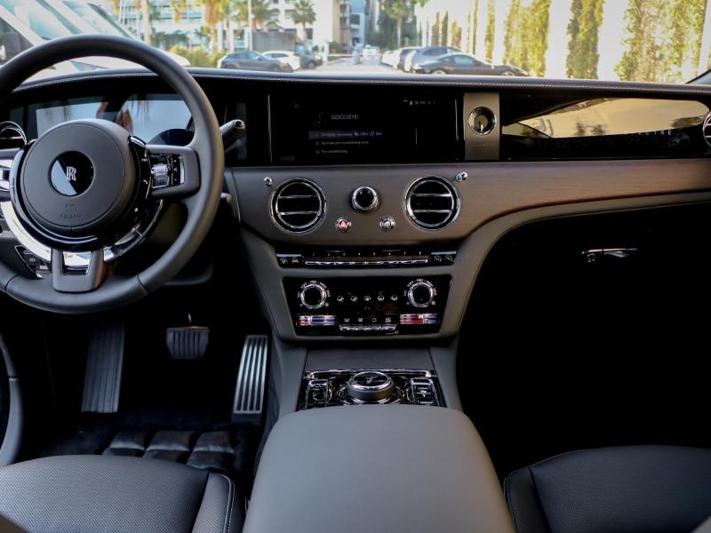 Image ROLLS-ROYCE SPECTRE SILVER BADGE