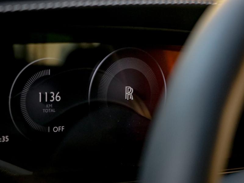 Image ROLLS-ROYCE SPECTRE SILVER BADGE