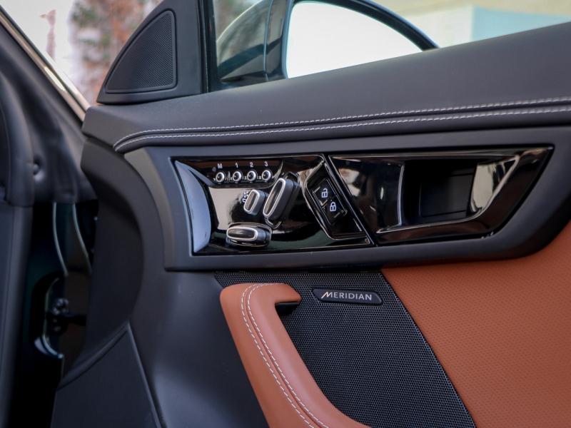 Image JAGUAR F-Type Coupe 5.0 V8 450ch R-Dynamic Black AWD BVA8