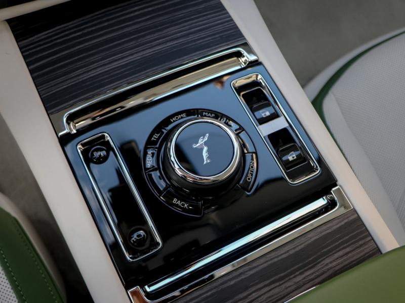 Image ROLLS-ROYCE Spectre SILVER BADGE