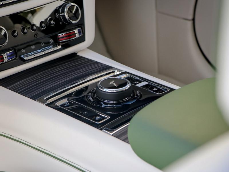 Image ROLLS-ROYCE Spectre SILVER BADGE