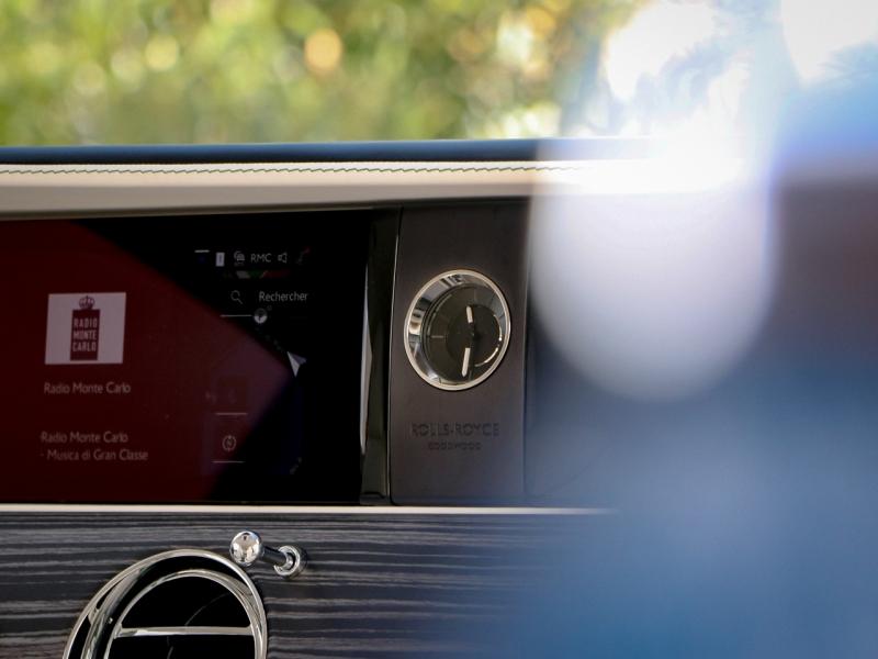 Image ROLLS-ROYCE Spectre SILVER BADGE