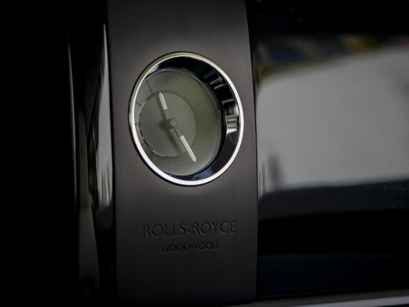 Image ROLLS-ROYCE Spectre SILVER BADGE