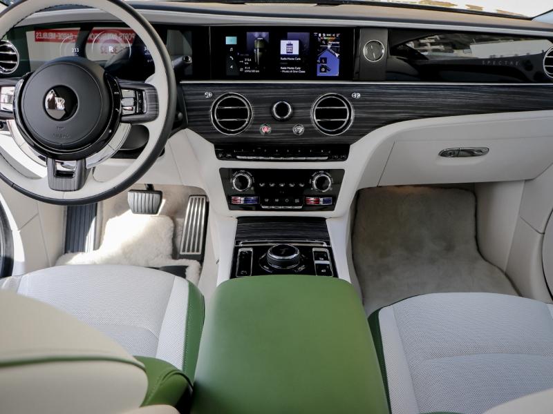 Image ROLLS-ROYCE Spectre SILVER BADGE