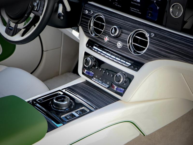 Image ROLLS-ROYCE Spectre SILVER BADGE