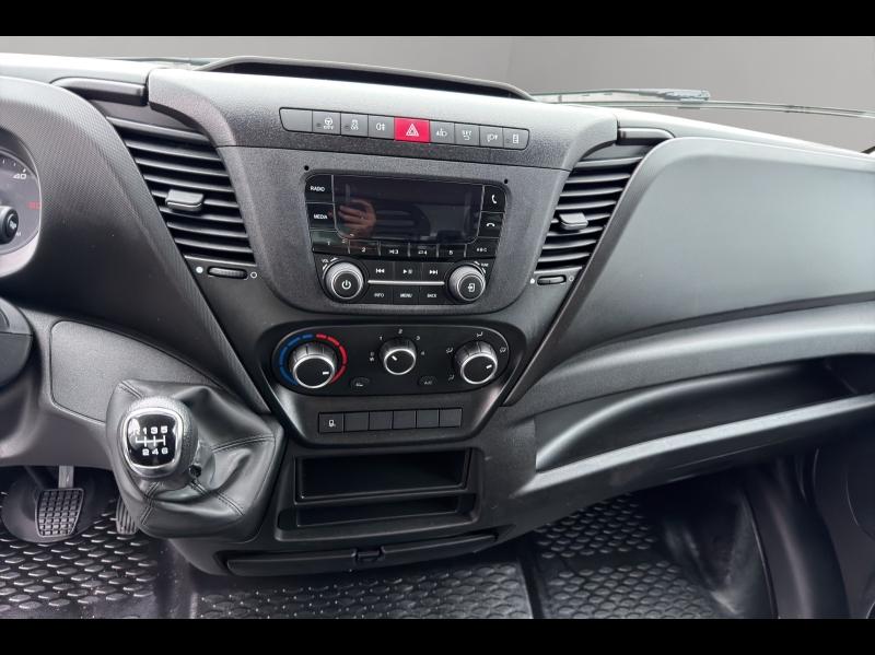 Image IVECO Daily CCb 35-160H / 3.0 160CH / CAISSE & HAYON / 35C16 / 2023 /