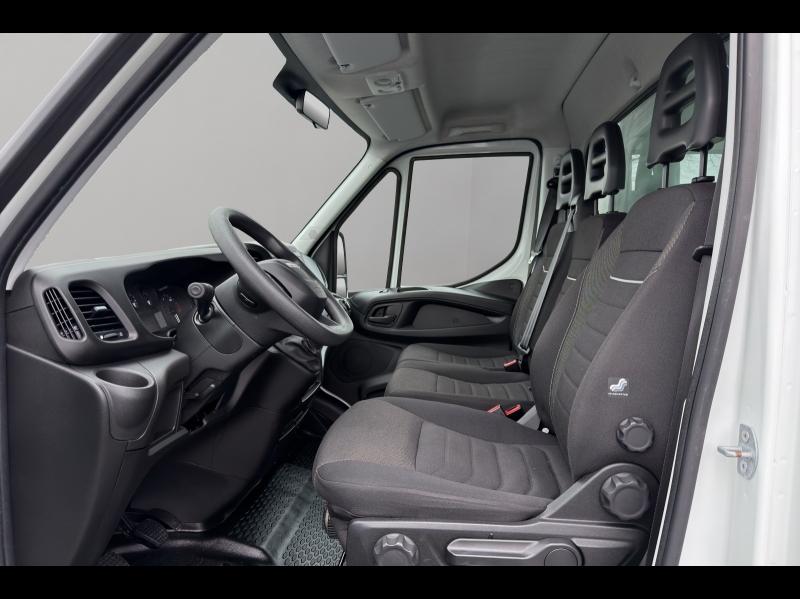 Image IVECO Daily CCb 35-160H / 3.0 160CH / CAISSE & HAYON / 35C16 / 2023 /