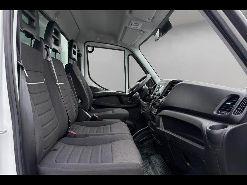 Image IVECO Daily CCb 35-160H / 3.0 160CH / CAISSE & HAYON / 35C16 / 2023 /