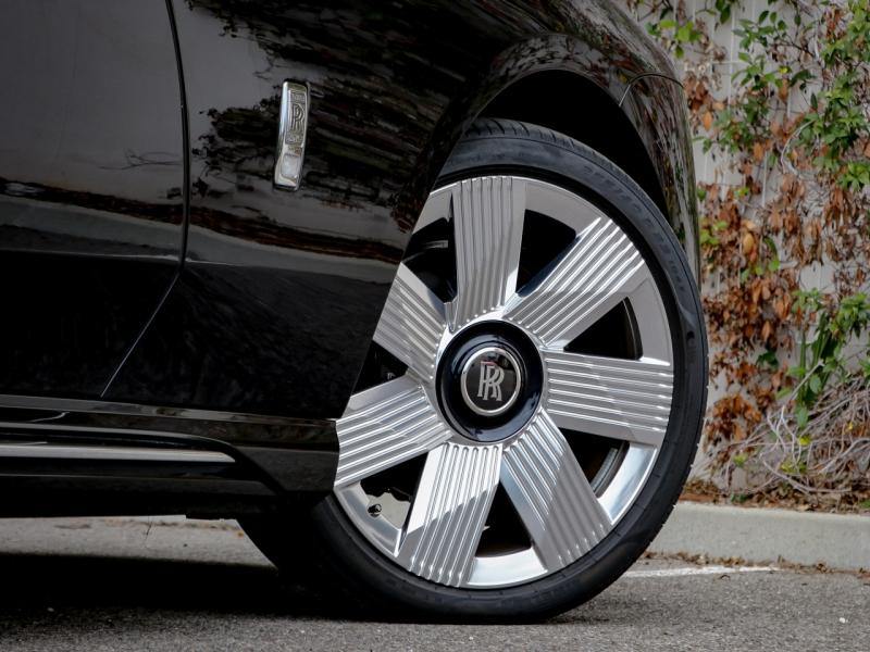 Image ROLLS-ROYCE SPECTRE Silver Badge