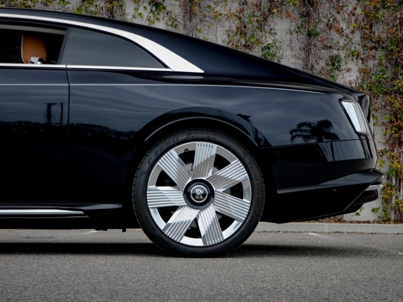 Image ROLLS-ROYCE SPECTRE Silver Badge