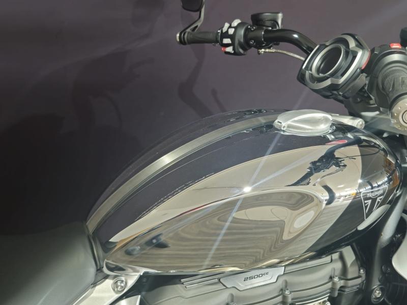 Image TRIUMPH Rocket III 2500 R Chrome Edition