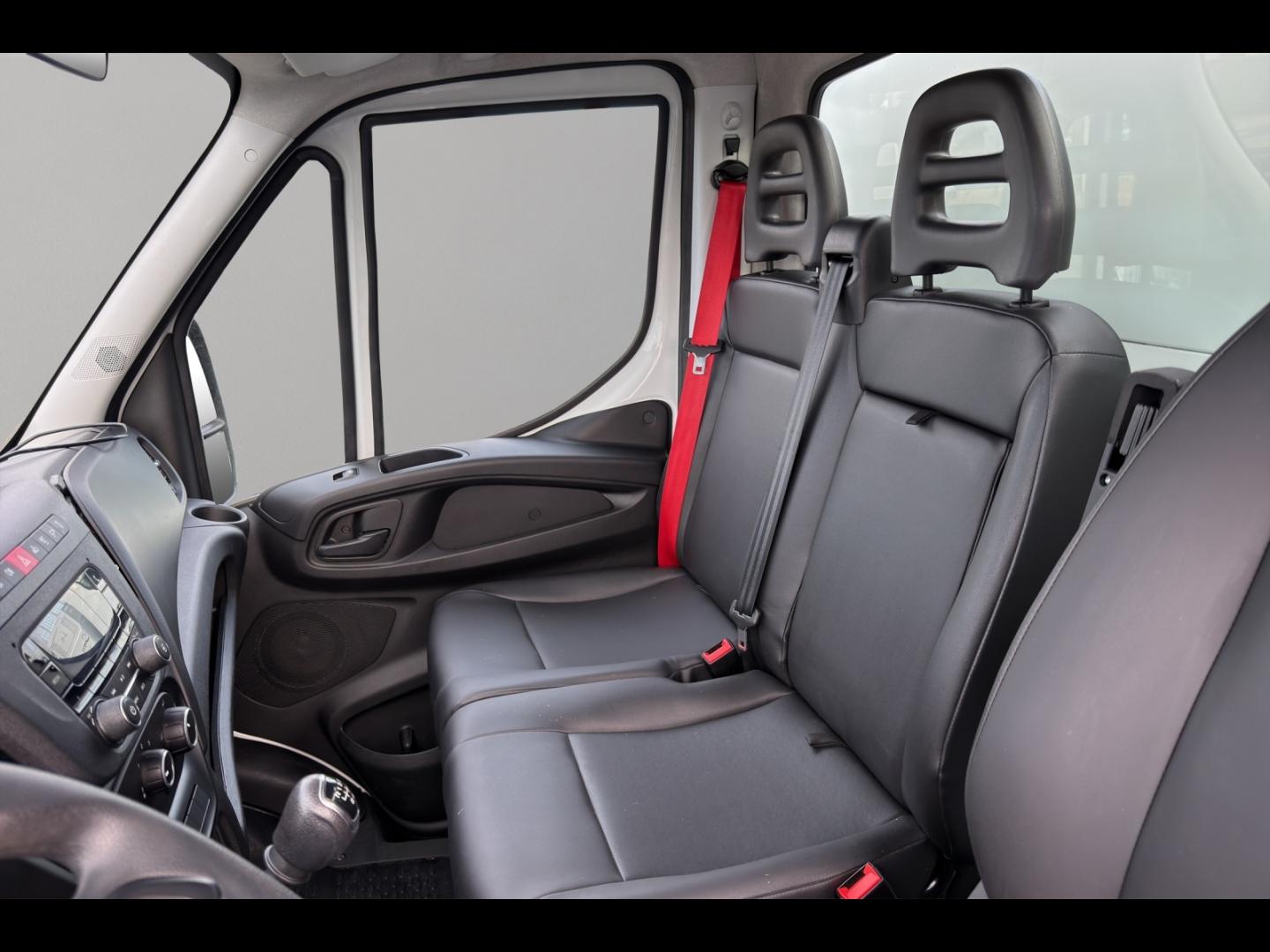 Image IVECO Daily CCb 35-160H / 3.0 160CH / BENNE & COFFRE / 35C16 / 2024 /