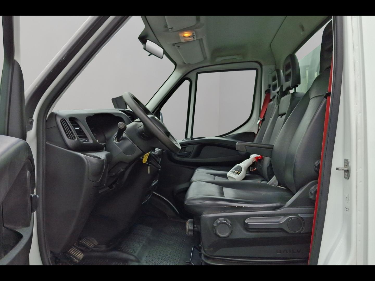 Image IVECO Daily CCb 35C16H empattement 3750 3.0 BENNE et COFFRE