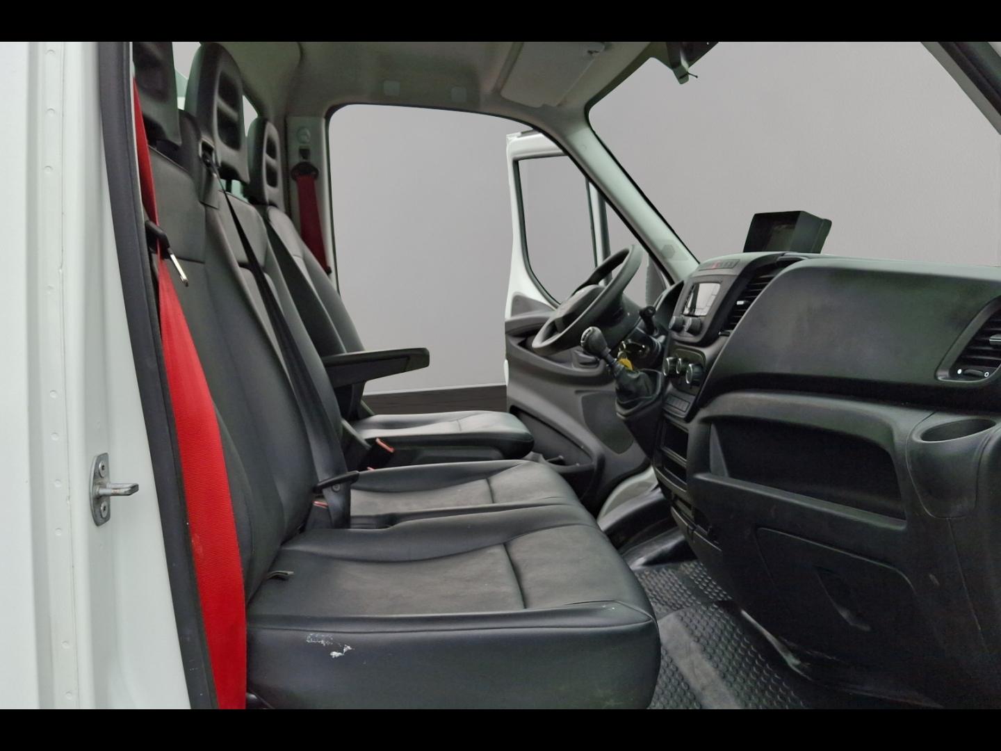 Image IVECO Daily CCb 35C16H empattement 3750 3.0 BENNE et COFFRE