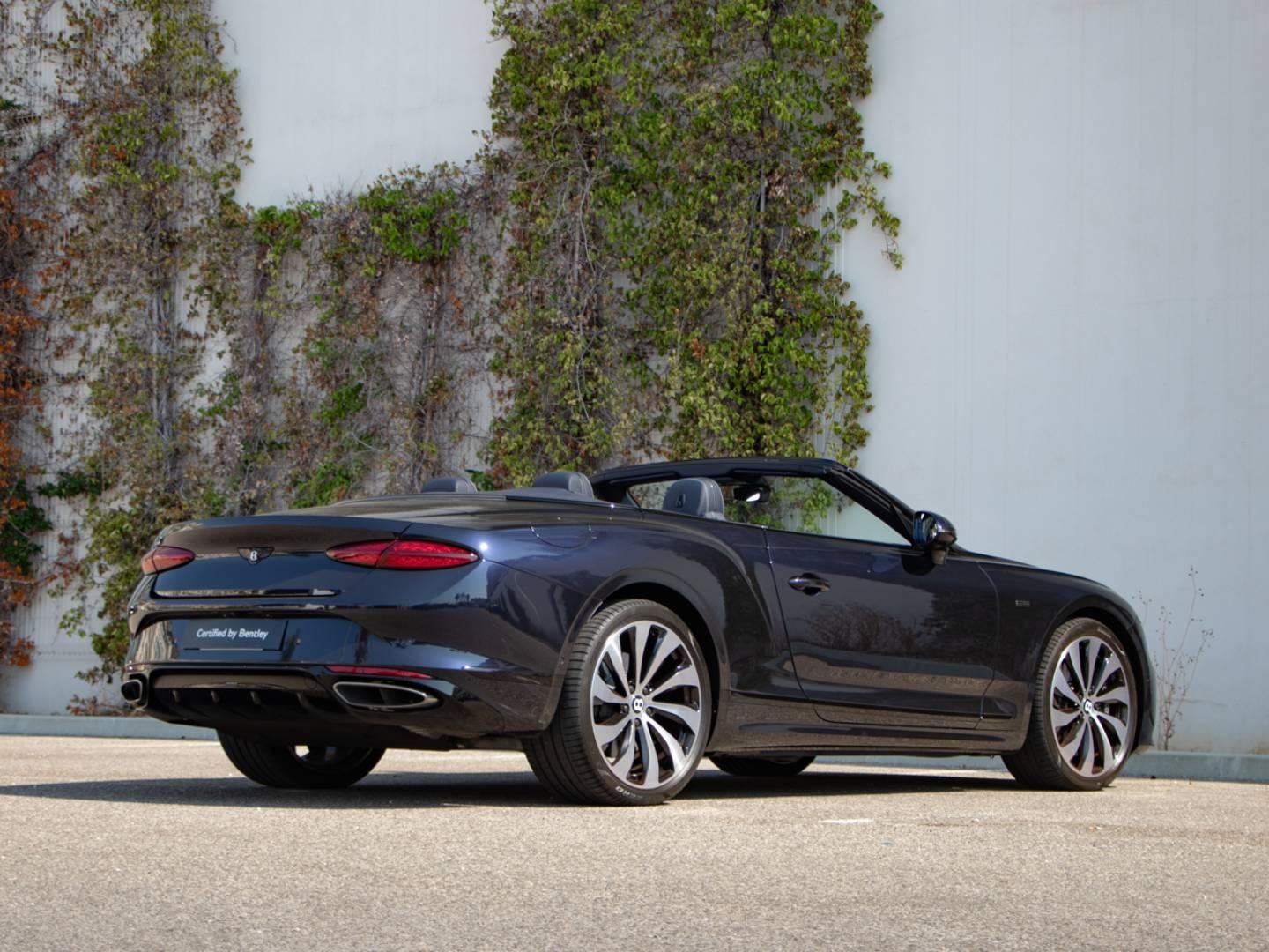 Image BENTLEY CONTINENTAL GTC Black Edition V8 Hybrid 680ch