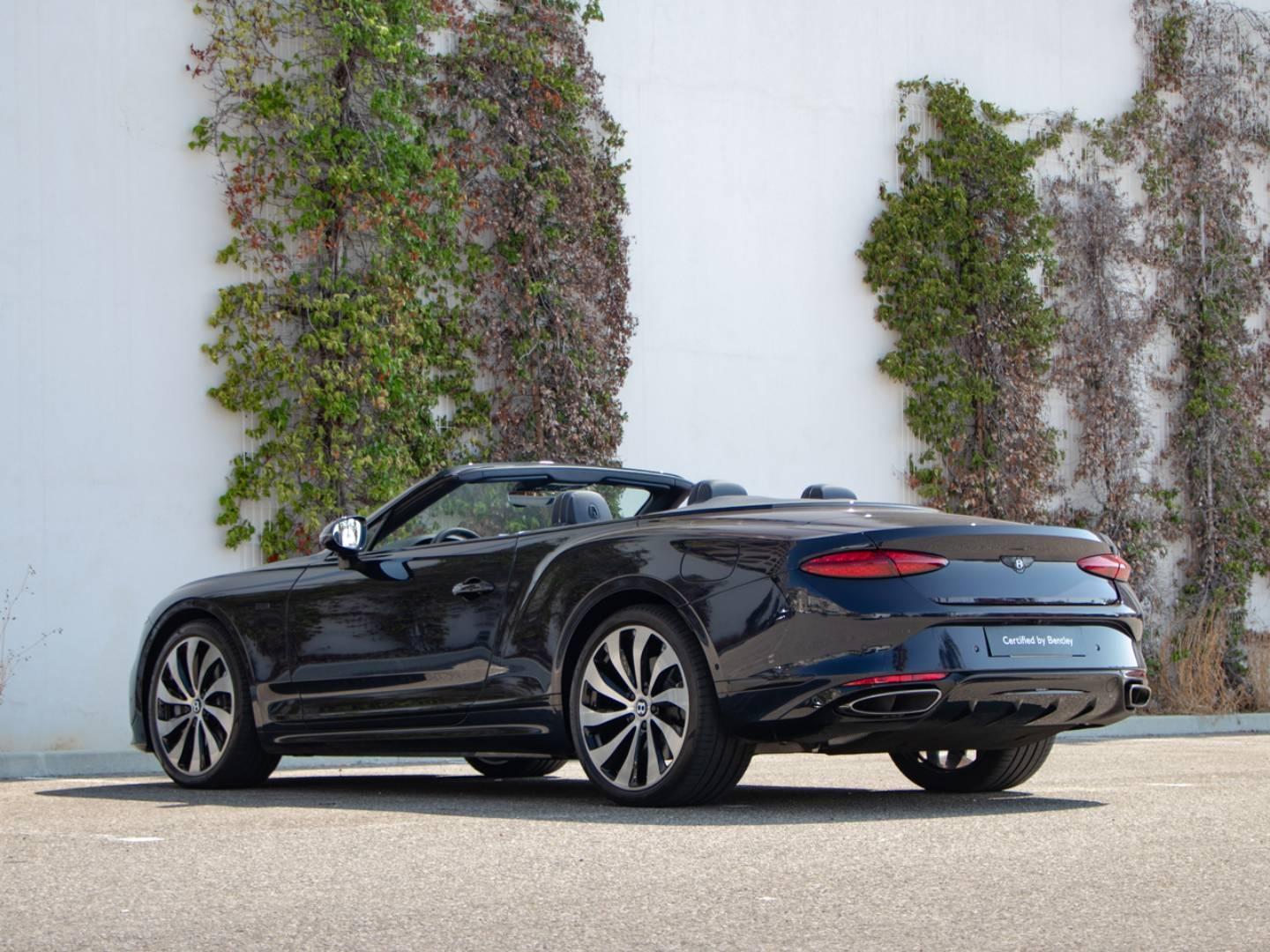 Image BENTLEY CONTINENTAL GTC Black Edition V8 Hybrid 680ch