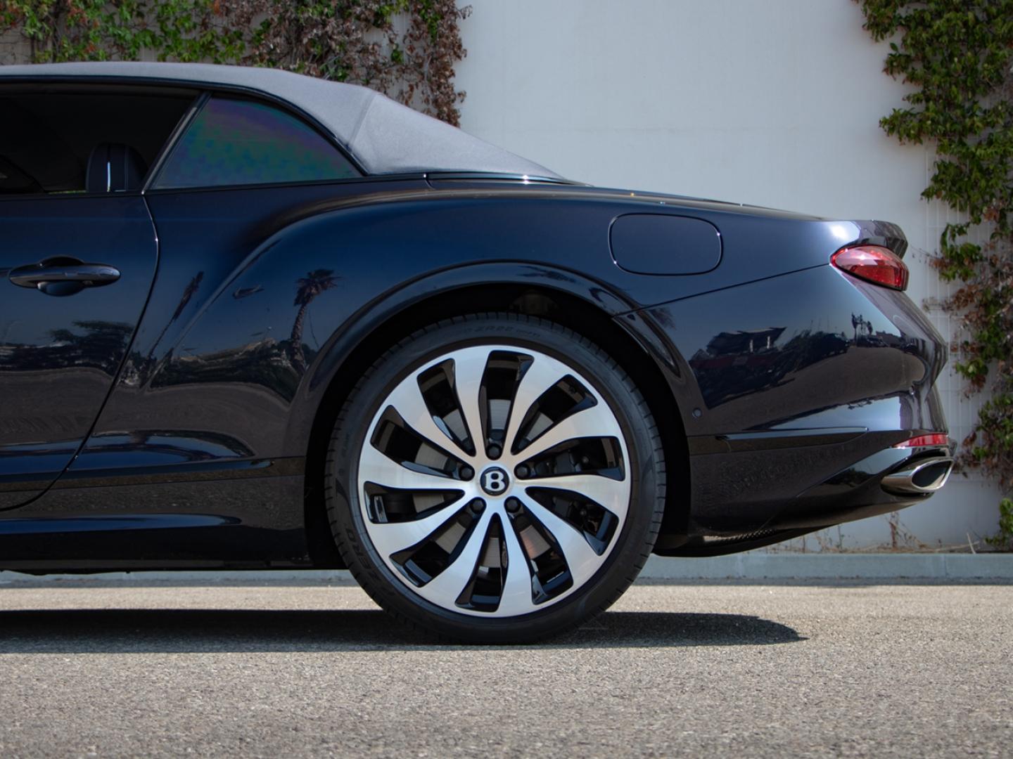 Image BENTLEY CONTINENTAL GTC Black Edition V8 Hybrid 680ch