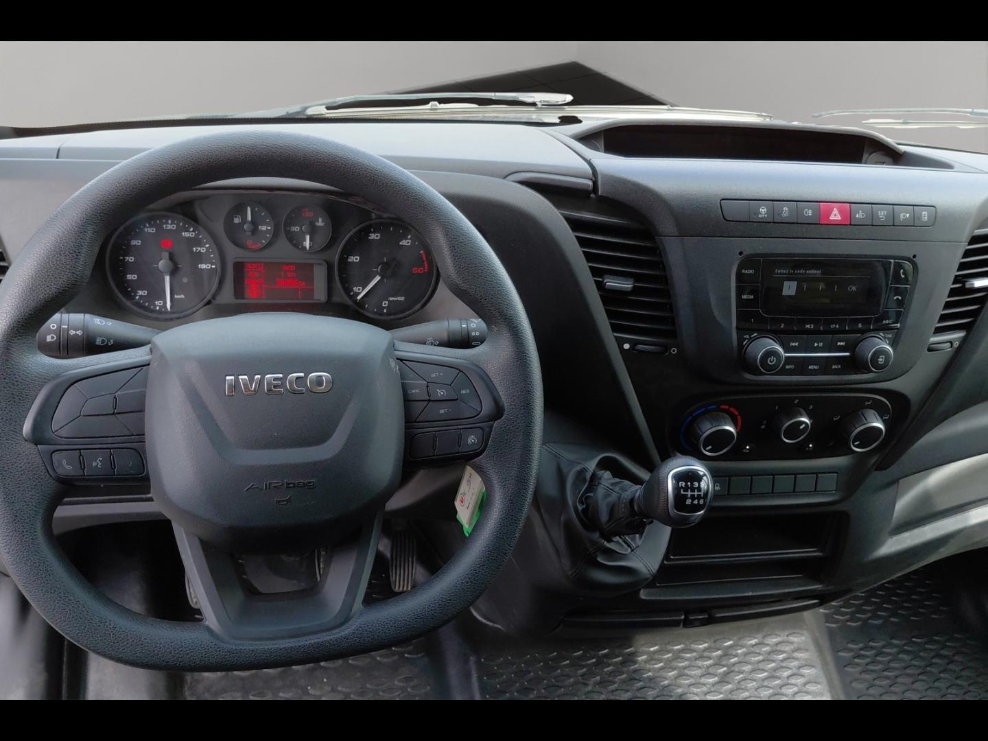 Image IVECO Daily CCb 35C16H empattement 4100 3.0 CAISSE HAYON AUVENT