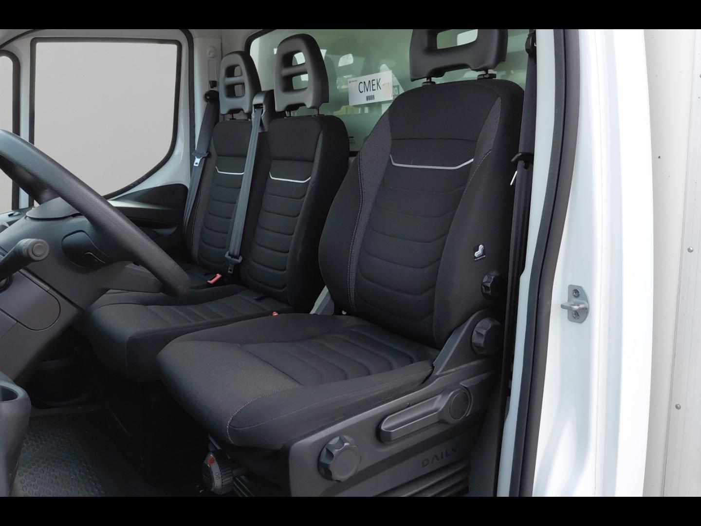Image IVECO Daily CCb 35C16H empattement 4100 3.0 CAISSE HAYON AUVENT