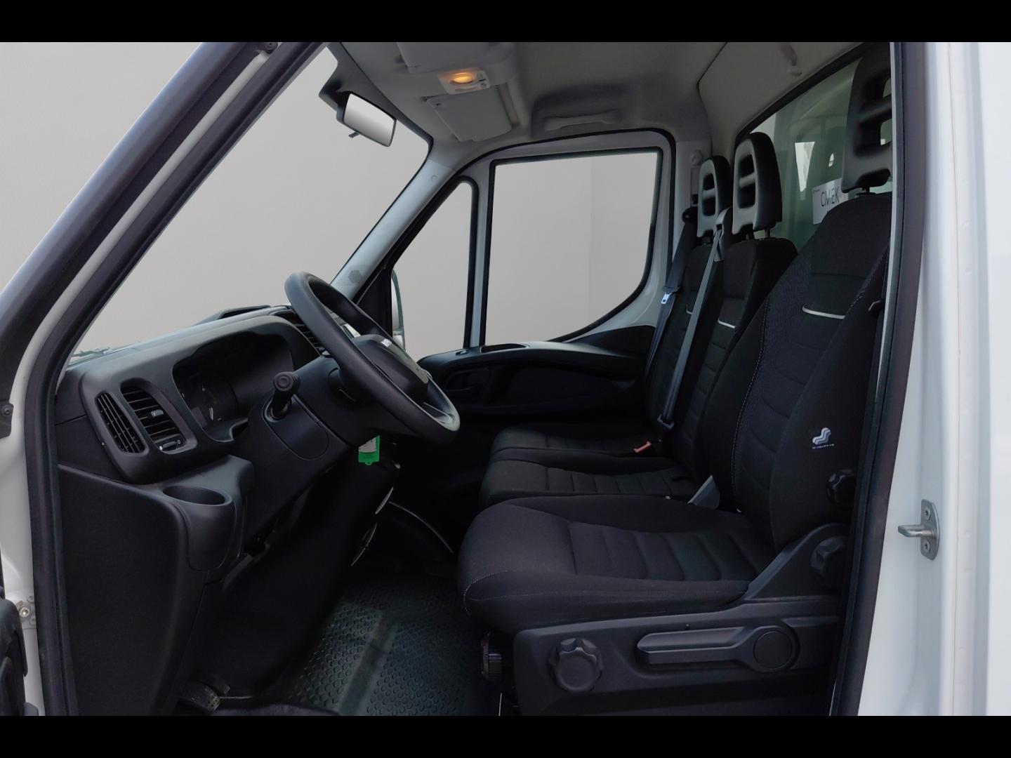 Image IVECO Daily CCb 35C16H empattement 4100 3.0 CAISSE HAYON AUVENT