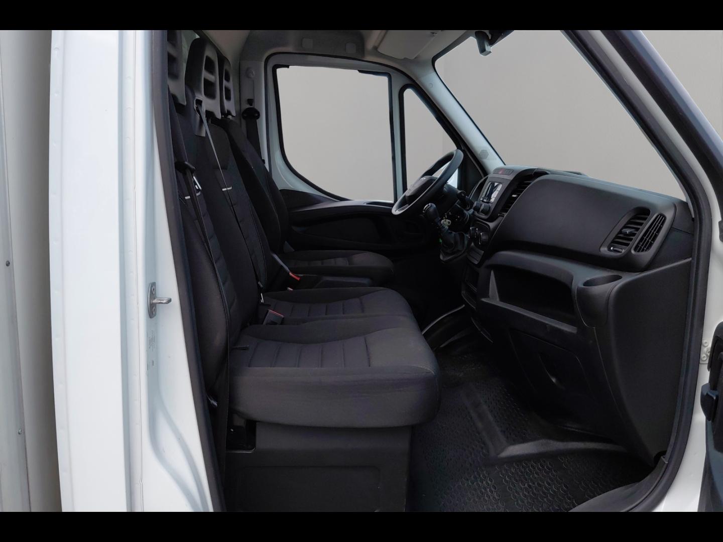 Image IVECO Daily CCb 35C16H empattement 4100 3.0 CAISSE HAYON AUVENT