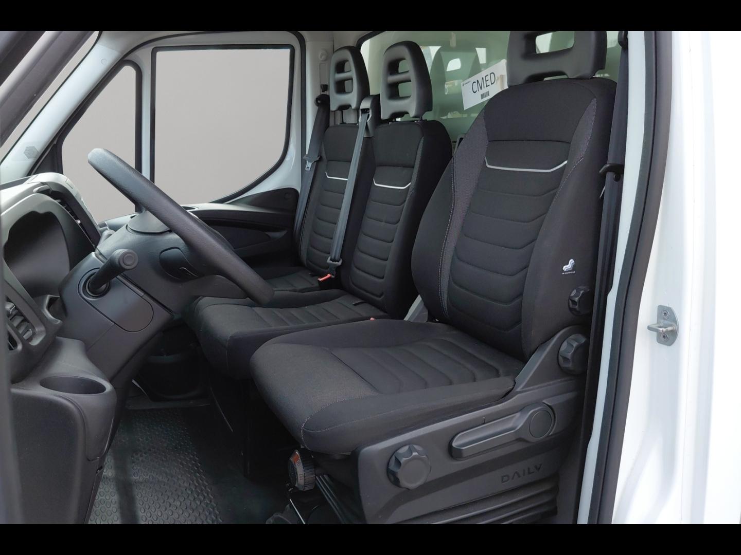 Image IVECO Daily CCb 35C16H empattement 4100 3.0 CAISSE HAYON AUVENT