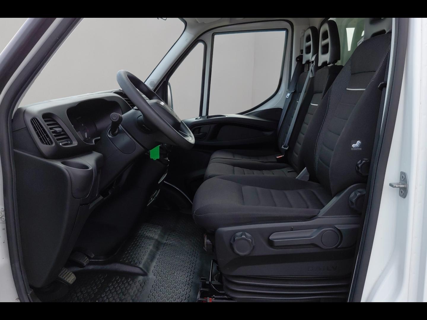 Image IVECO Daily CCb 35C16H empattement 4100 3.0 CAISSE HAYON AUVENT