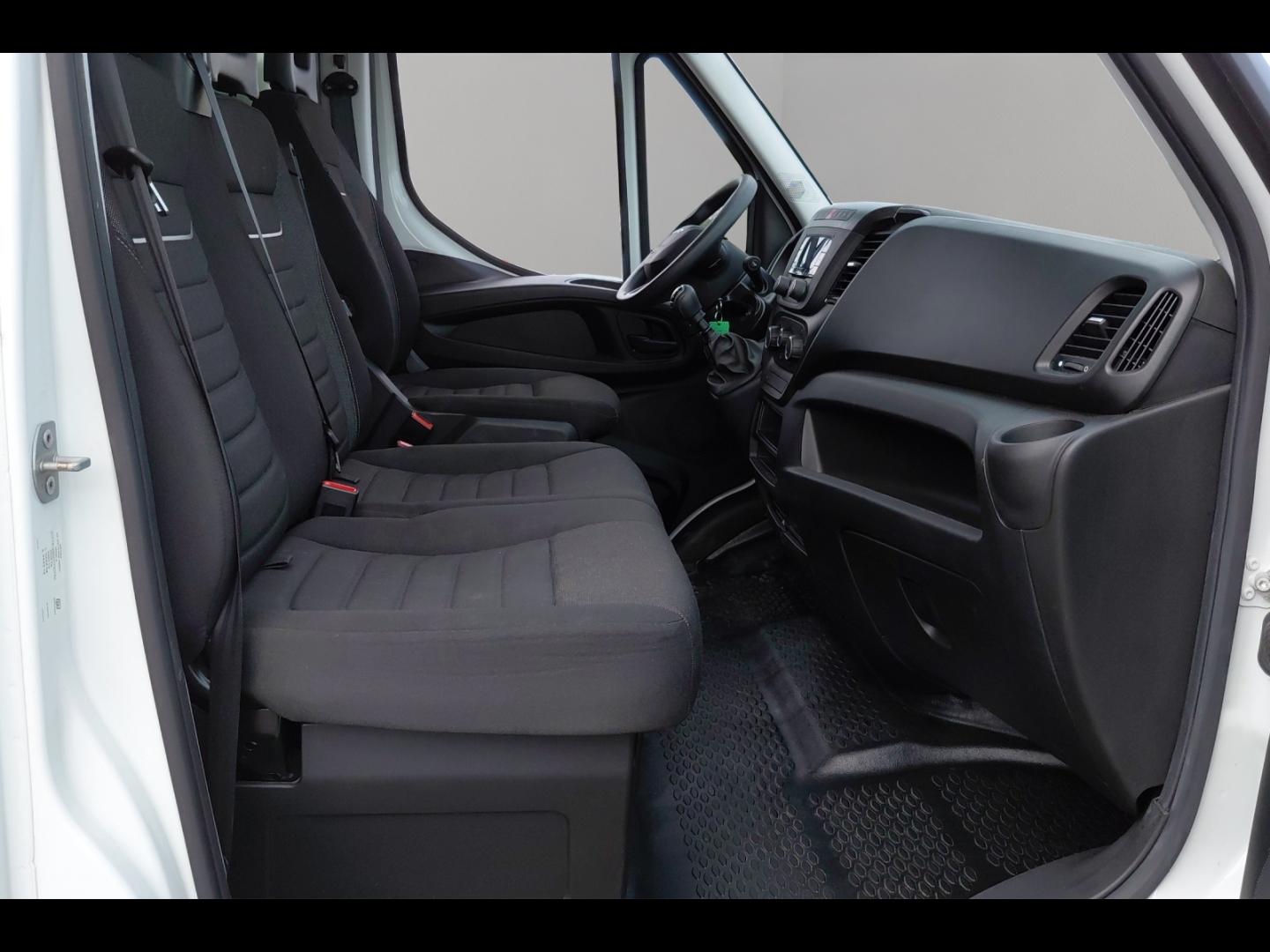 Image IVECO Daily CCb 35C16H empattement 4100 3.0 CAISSE HAYON AUVENT