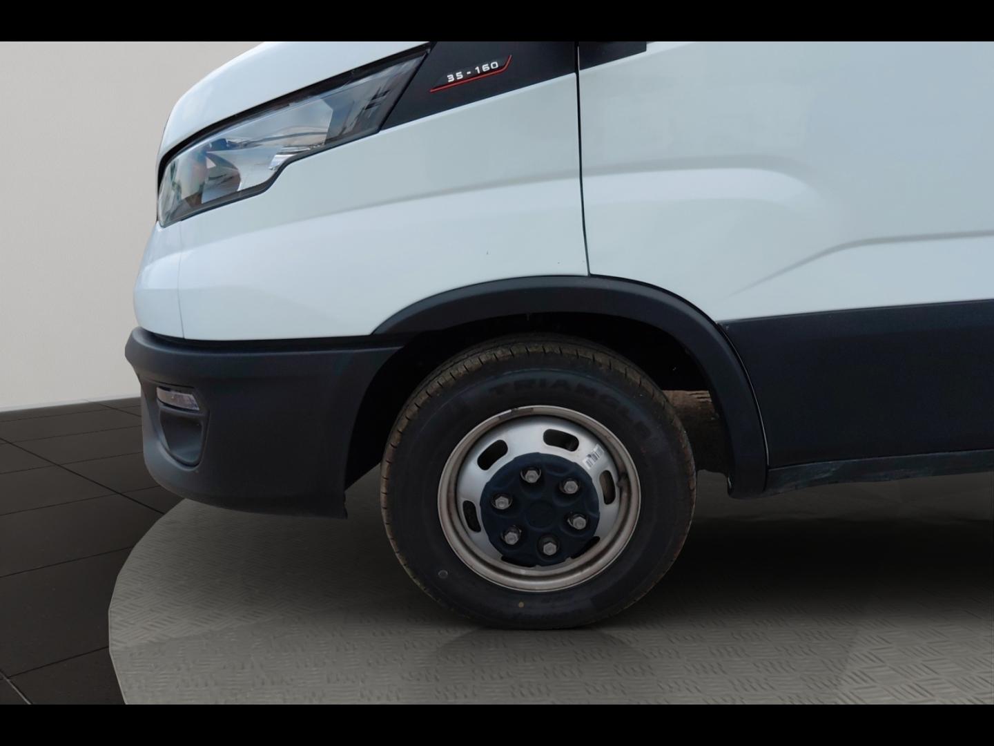 Image IVECO Daily CCb 35C16H empattement 4100 3.0 CAISSE HAYON AUVENT