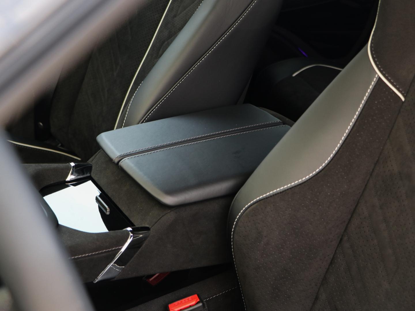 Image ASTON MARTIN DBX 4.0 V8 biturbo 727ch S