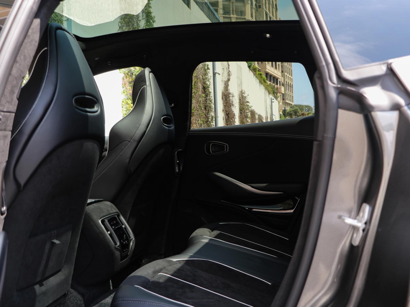 Image ASTON MARTIN DBX 4.0 V8 biturbo 727ch S