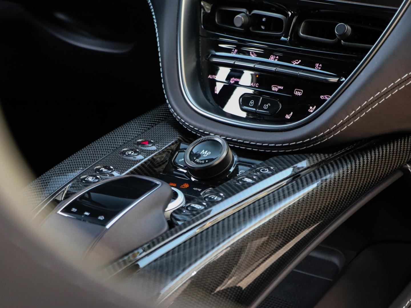 Image ASTON MARTIN DBX 4.0 V8 biturbo 707ch BVA9