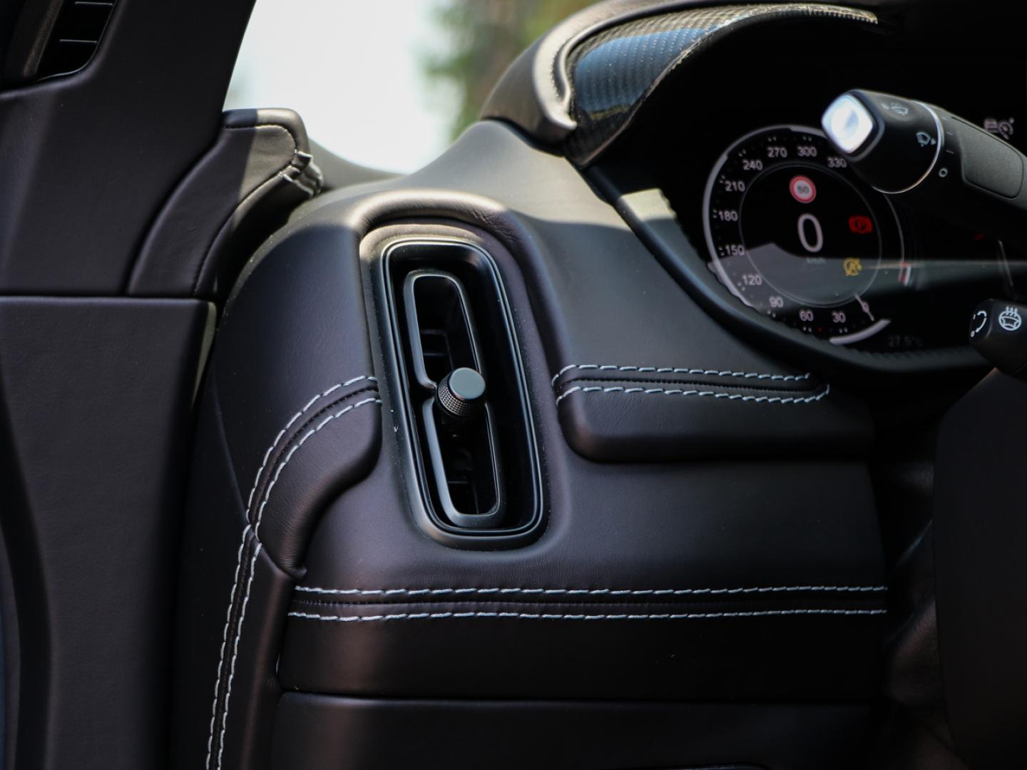 Image ASTON MARTIN DBX 4.0 V8 biturbo 707ch BVA9