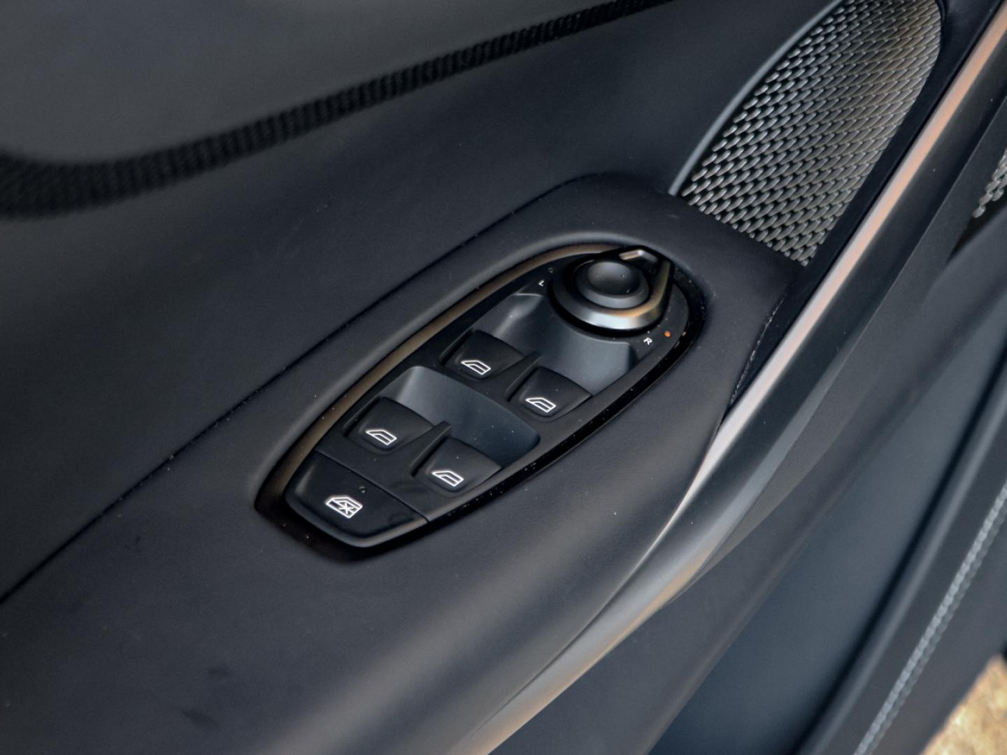 Image ASTON MARTIN DBX 4.0 V8 biturbo 707ch BVA9