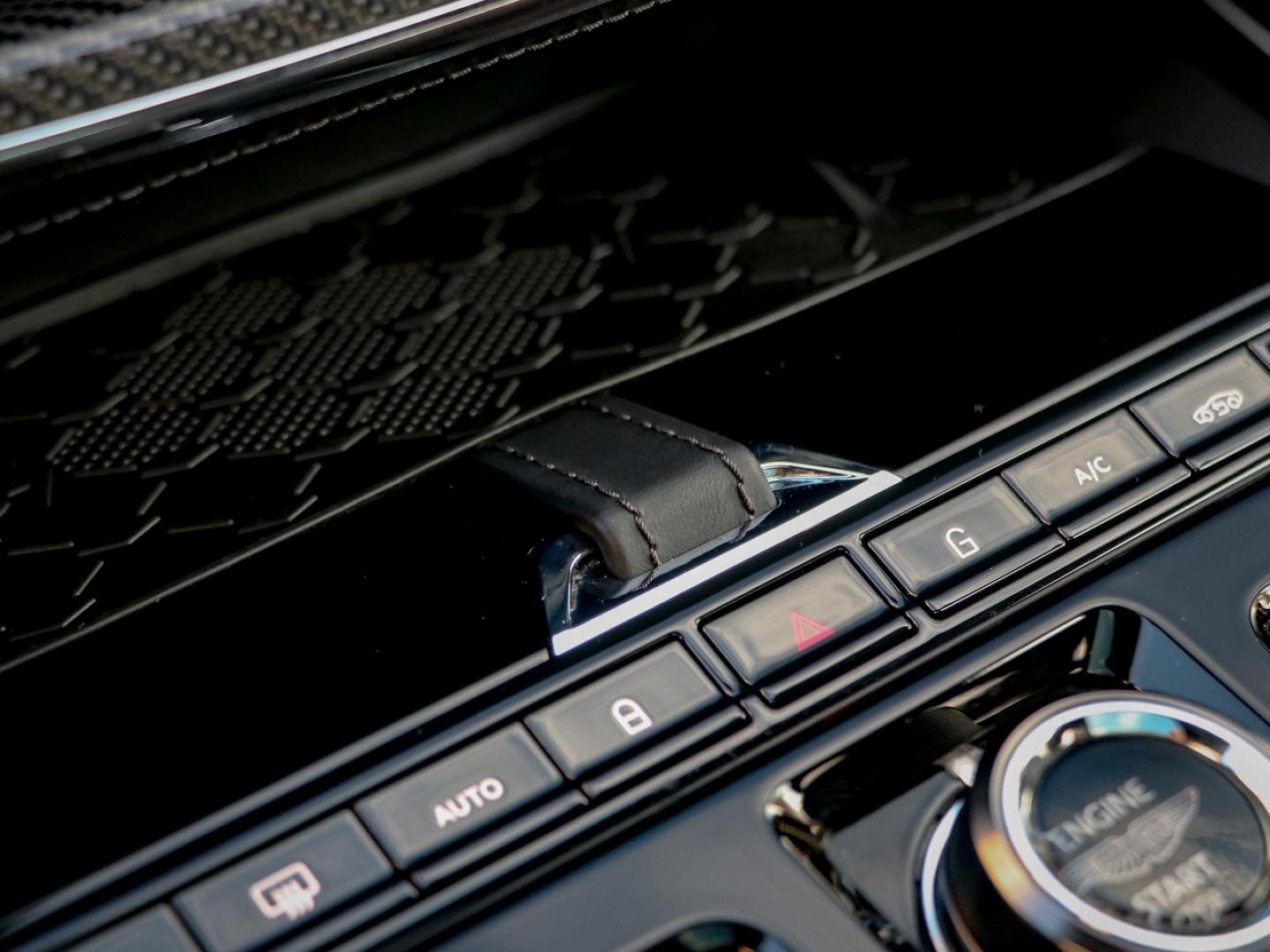 Image ASTON MARTIN DBX 4.0 V8 biturbo 707ch BVA9