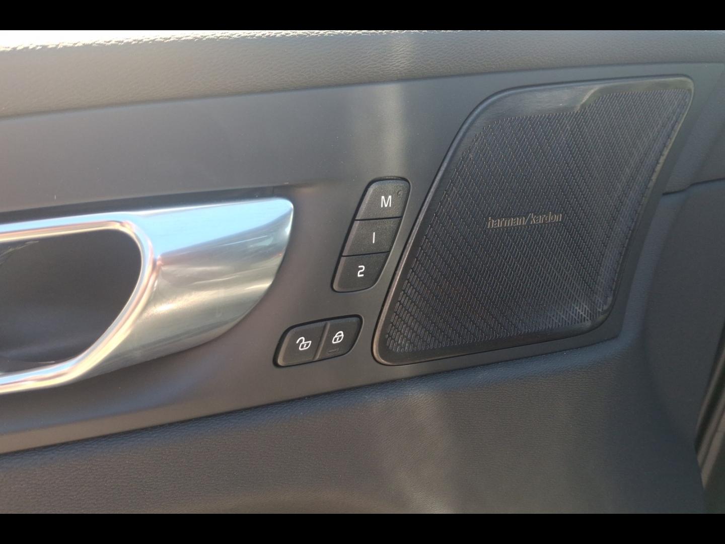 Image VOLVO XC60 T6 Hybride Rechargeable 253 + 145ch Ultra Style Dark Geartronic 8 AWD