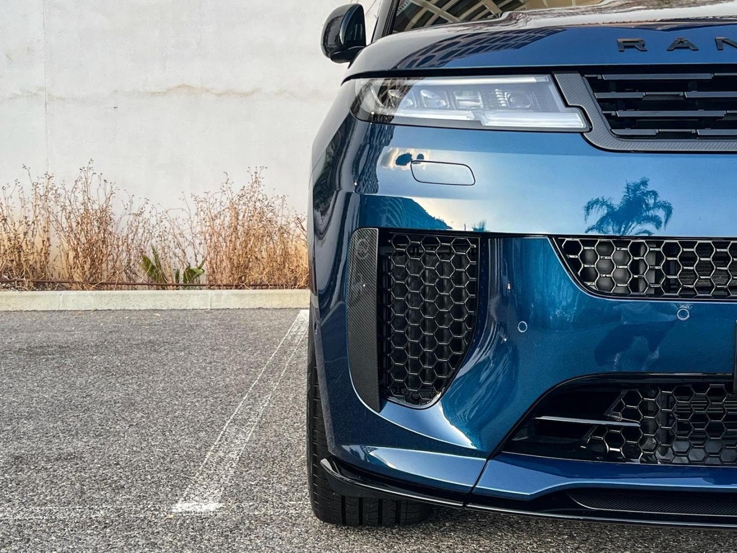 Image LAND-ROVER Range Rover Sport 4.4 P635 635ch MHEV SV Carbon