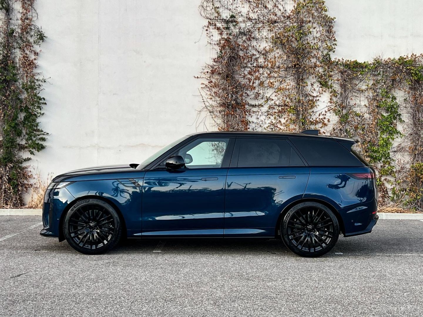 Image LAND-ROVER Range Rover Sport 4.4 P635 635ch MHEV SV Carbon