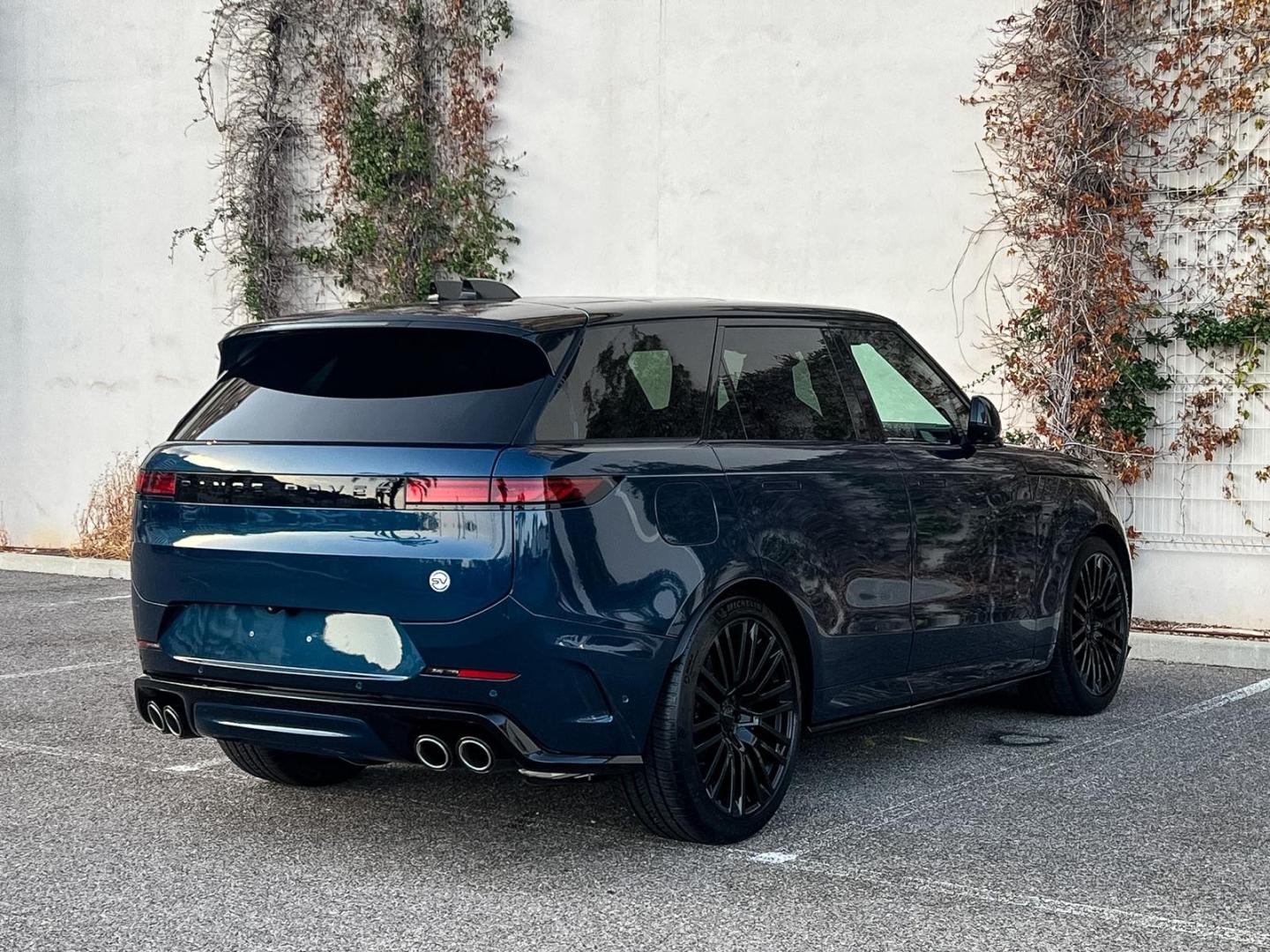 Image LAND-ROVER Range Rover Sport 4.4 P635 635ch MHEV SV Carbon